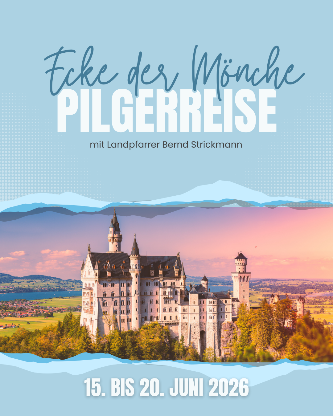 Plakat mit dem Titel „Ecke der Mönche – Pilgerreise mit Landpfarrer Bernd Strickmann“, darunter Schloss Neuschwanstein vor Berglandschaft im Sonnenuntergang.