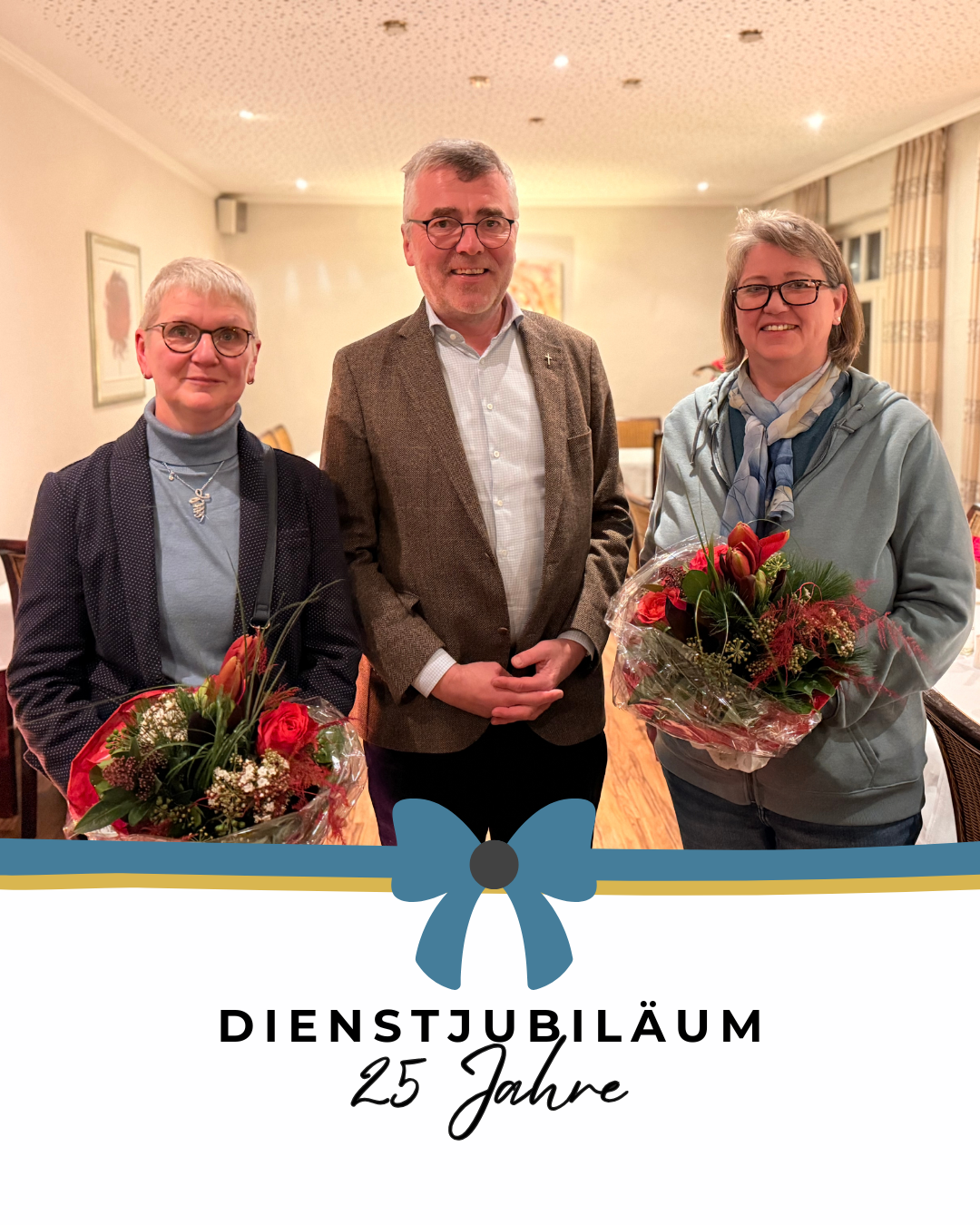 Bettina Echterman, Bernd Strickmann und Maria Laux auf einem Foto. Die beiden Frauen halten jeweils einen Blumenstrauß in den Händen. Als Text: Dienstjubiläum 25 Jahre